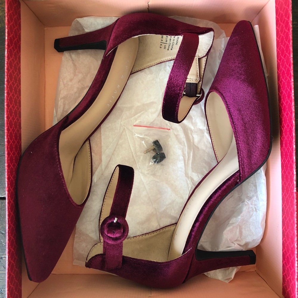 Kelly And Katie Riani Pump with Ankle Strap